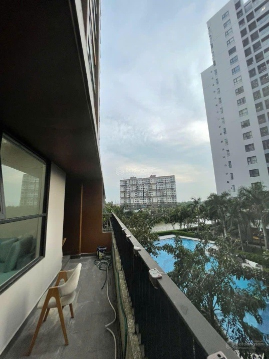 Modern 2-Bed Apartment with Pool View