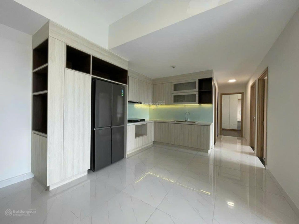 Modern 3-Bedroom Apartment with Lake View