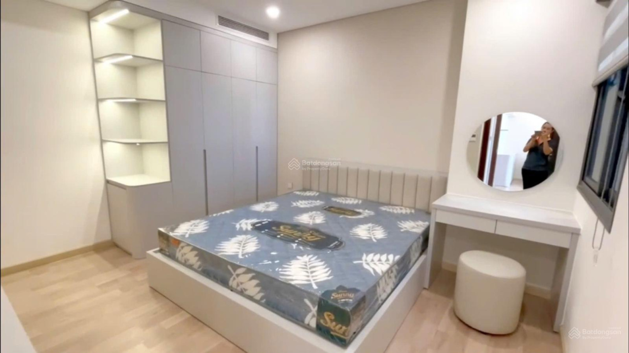 Modern 2-Bed Luxury Riverside Apartment with Views
