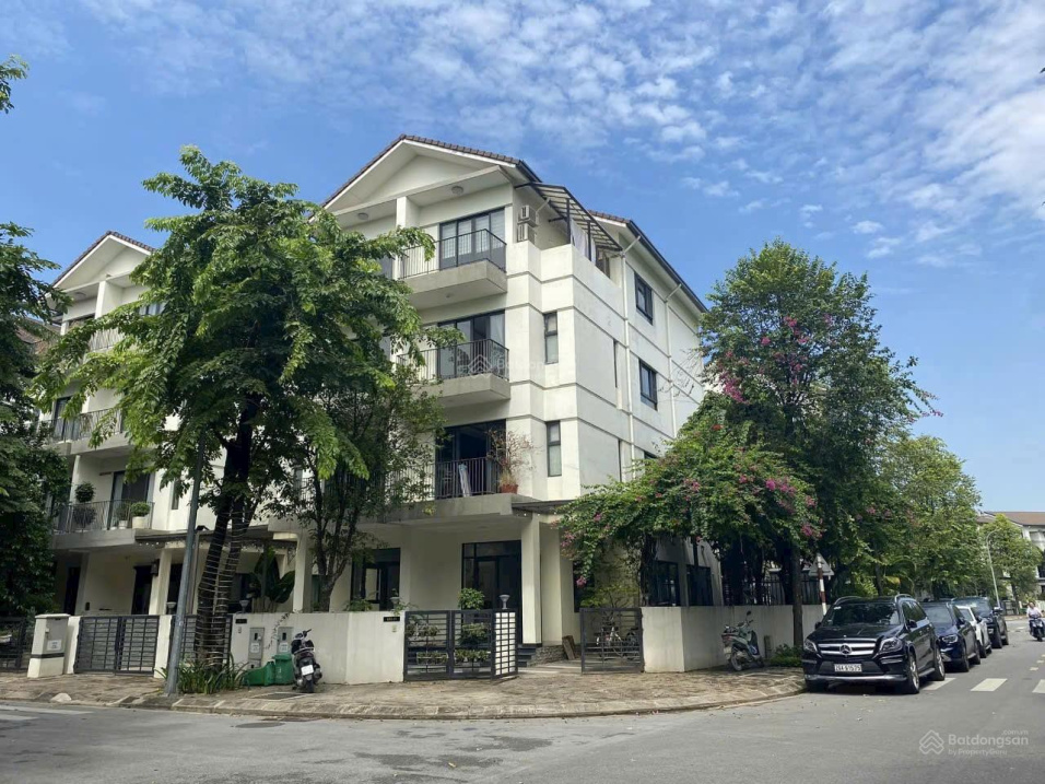 4-Floor House with Elevator and Lake View
