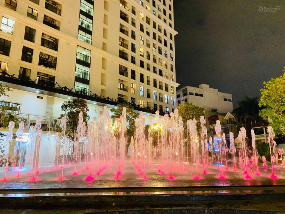 Luxury Apartment with Scenic Garden and Fountains