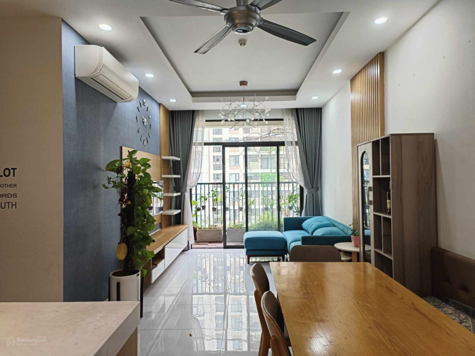 Modern 2-Bedroom Apartment with Designer Interior