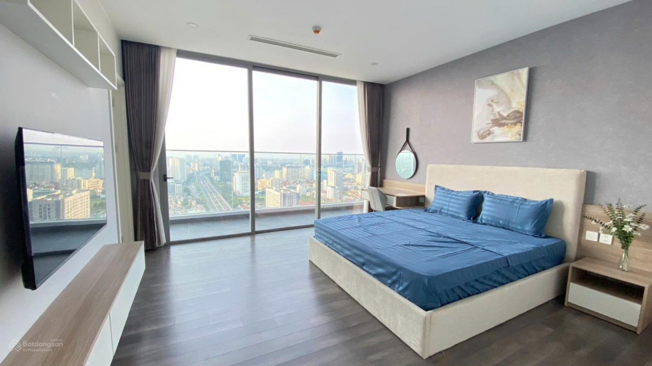Spacious 3-Bedroom Apartment with Full Glass Windows and Modern Furnishings