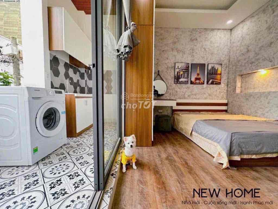 Modern Studio with Balcony in Phu Nhuan District