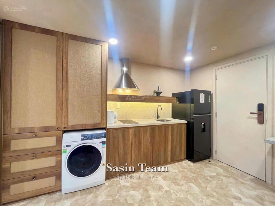 Modern 1-Bedroom Apartment with Large Balcony