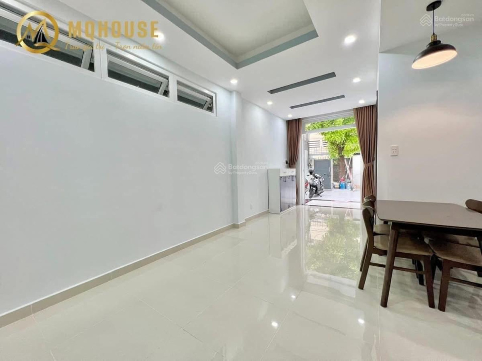 Modern 2 Bedroom Apartment with Private Garden
