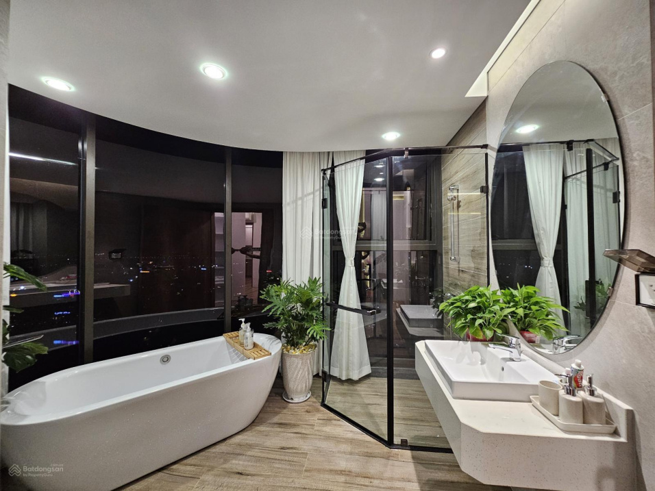 Luxury 3-Bedroom Corner Apartment with Lake View