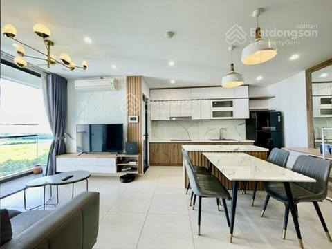 Modern 2-Bed Apartment with Golf Course View