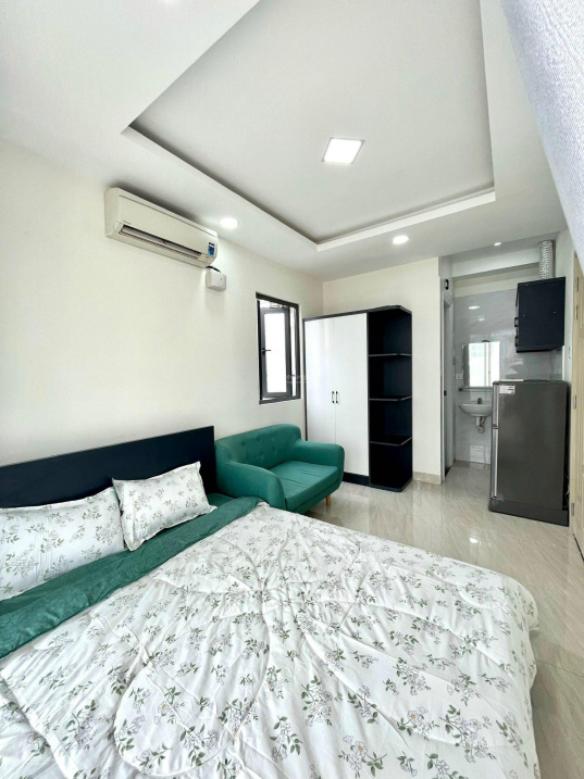 Modern Studio with Balcony in District 10