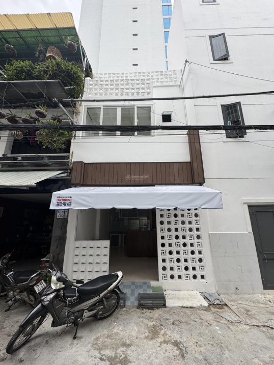 Modern 2-Bedroom House with Full Amenities