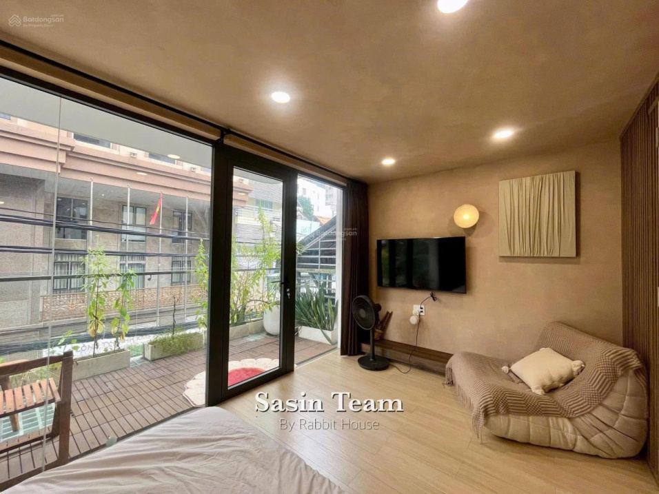Modern 1-Bedroom Apartment with Large Balcony
