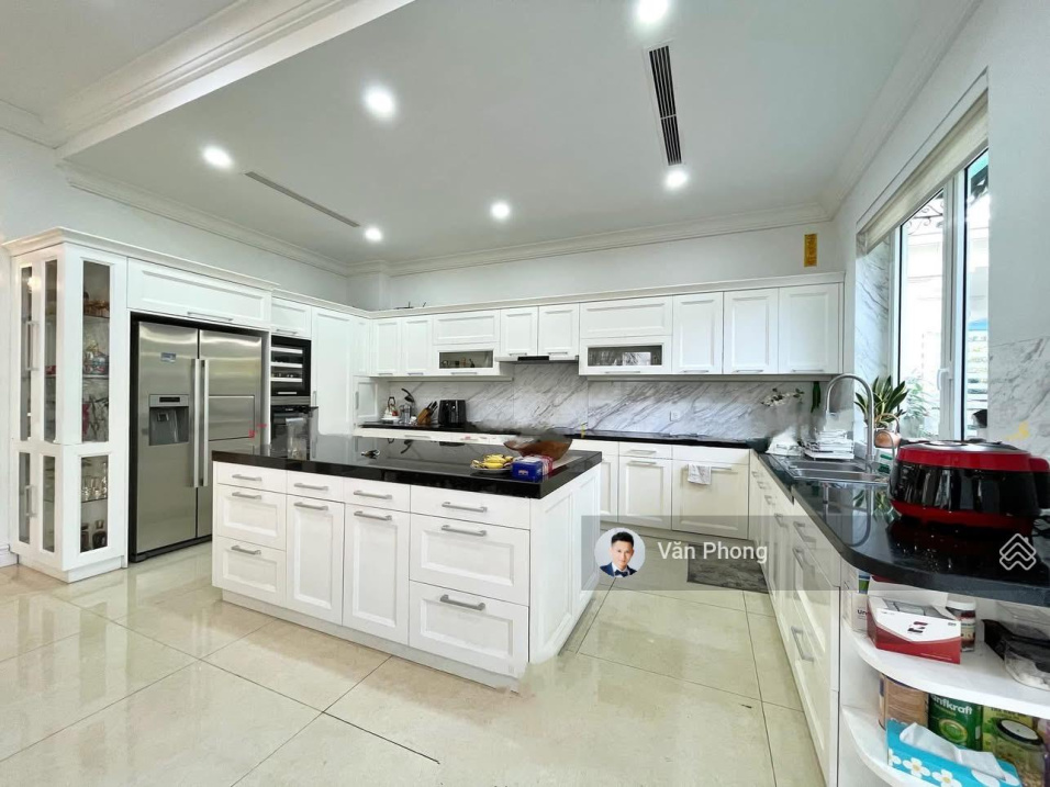 Luxurious 400m² Villa with 4 Bedrooms
