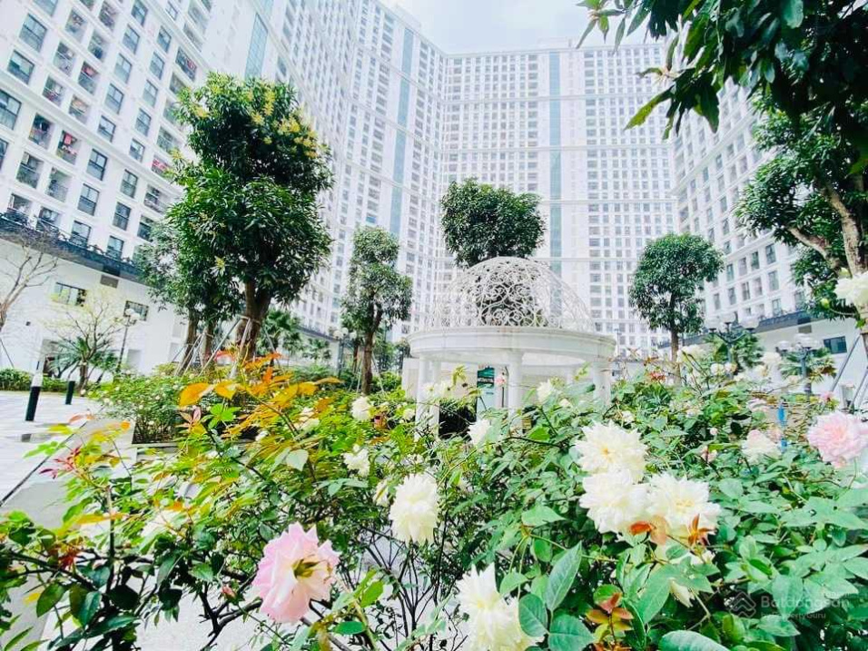 Luxury Apartment with Scenic Garden and Fountains