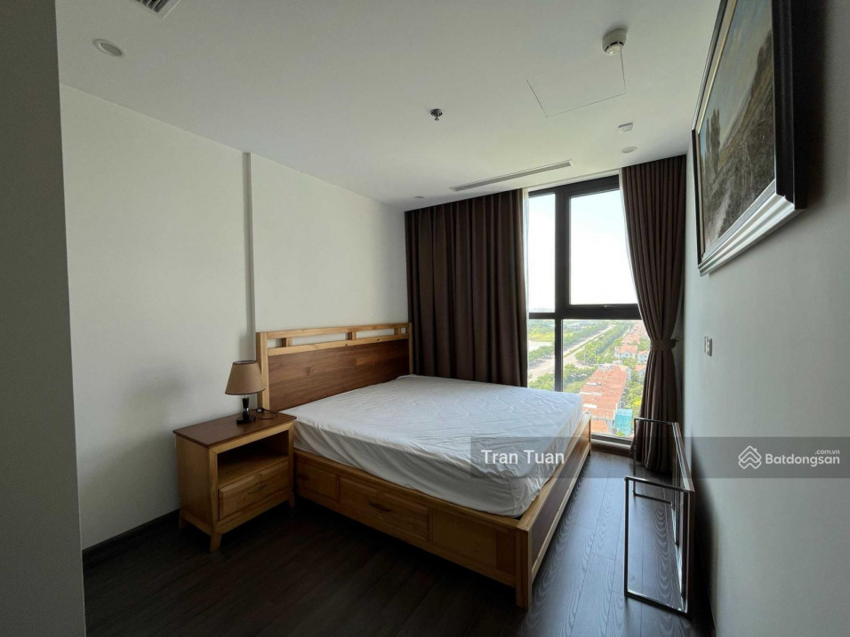 Modern 2-Bed Apartment with Pool View