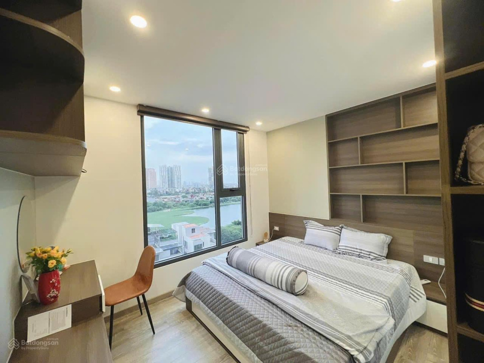 Modern 2-Bed Apartment with Lake View