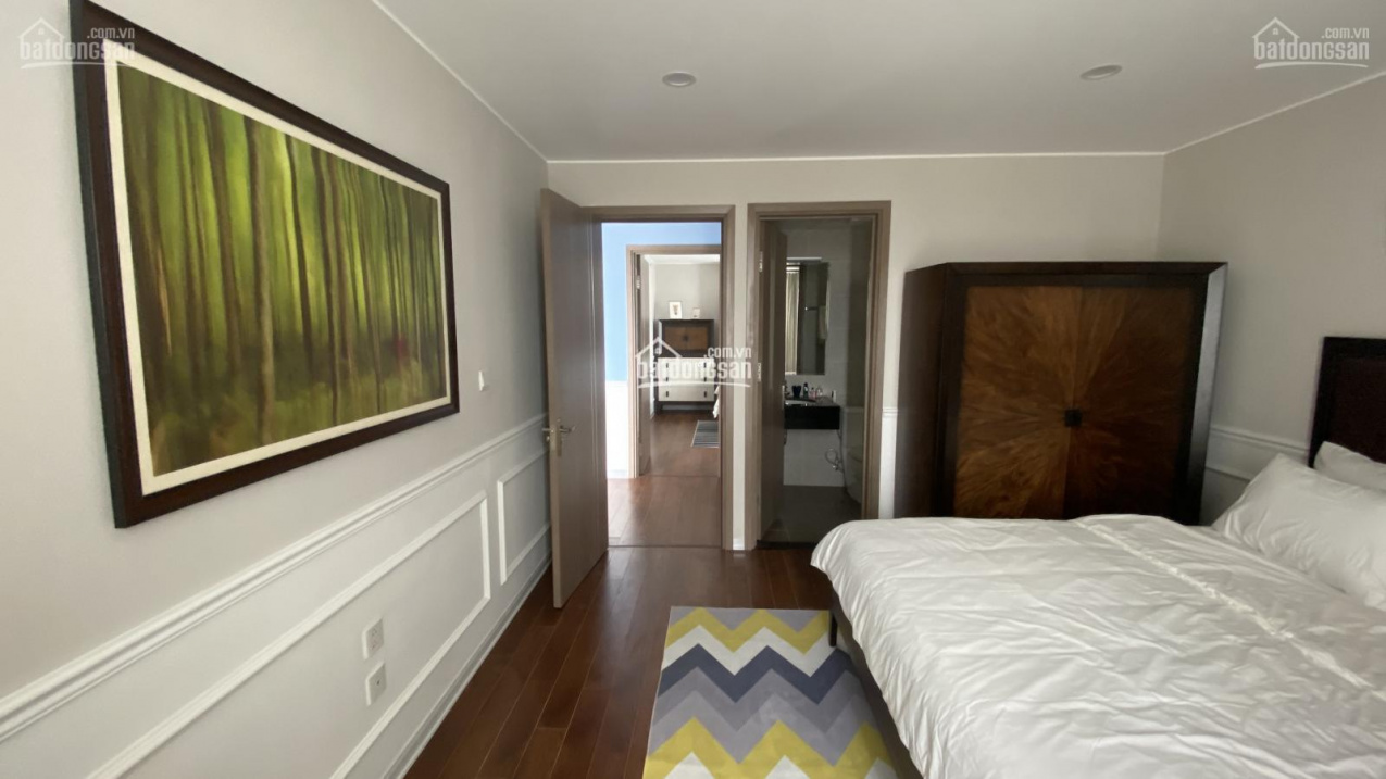 Modern 2BR Apartment with West Lake View