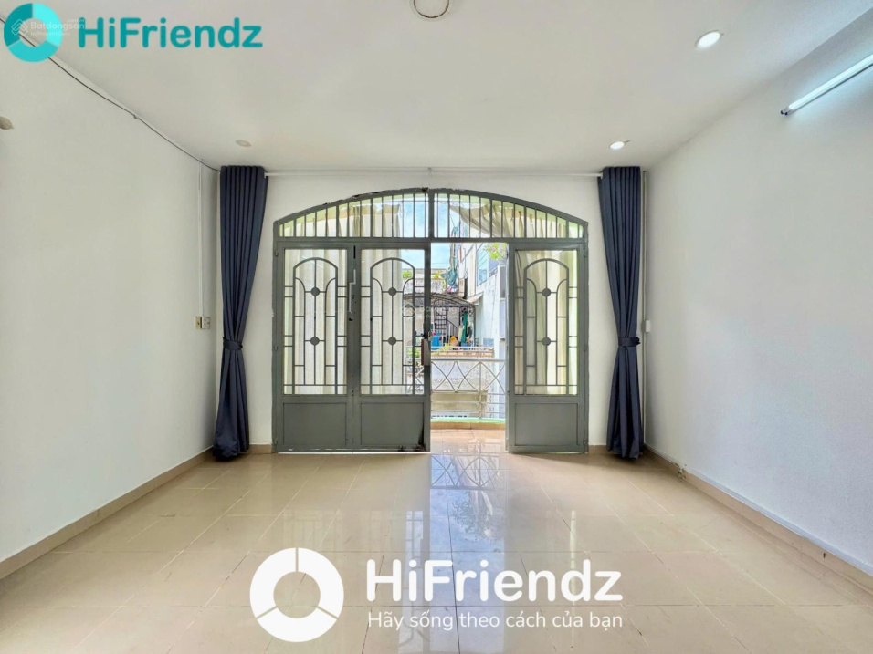 Modern 40m² Studio with Balcony Near Theater