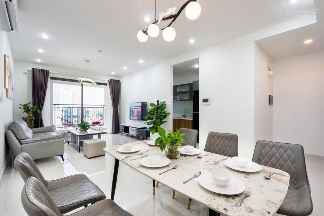 Modern 3-Bedroom Apartment with City Views