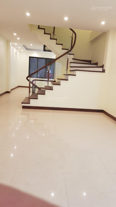 Modern 4.5-Floor Townhouse with Commercial Space