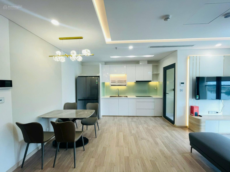 Luxury 2-Bed Riverside Apartment with River View