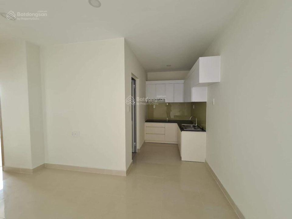 Modern High-Rise Apartment with Pool in District 8