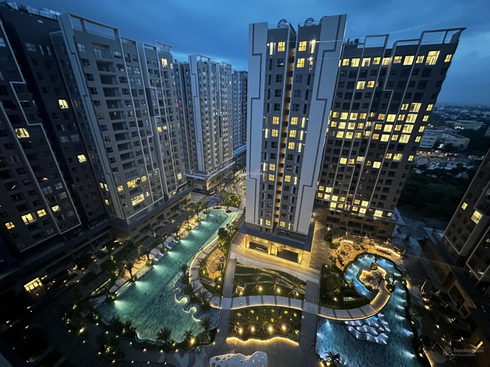 Modern 2-Bed Apartment with Pool View
