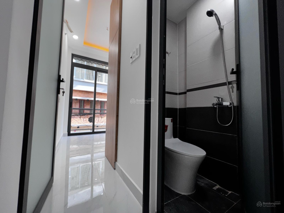 Modern 2-Bedroom Townhouse with New Renovation