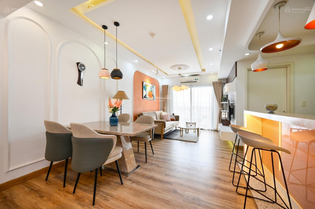Modern 2-Bedroom Apartment with Designer Interior