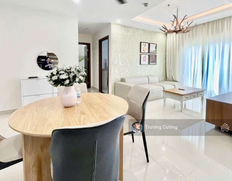 Modern 2-Bedroom Apartment with Lake View