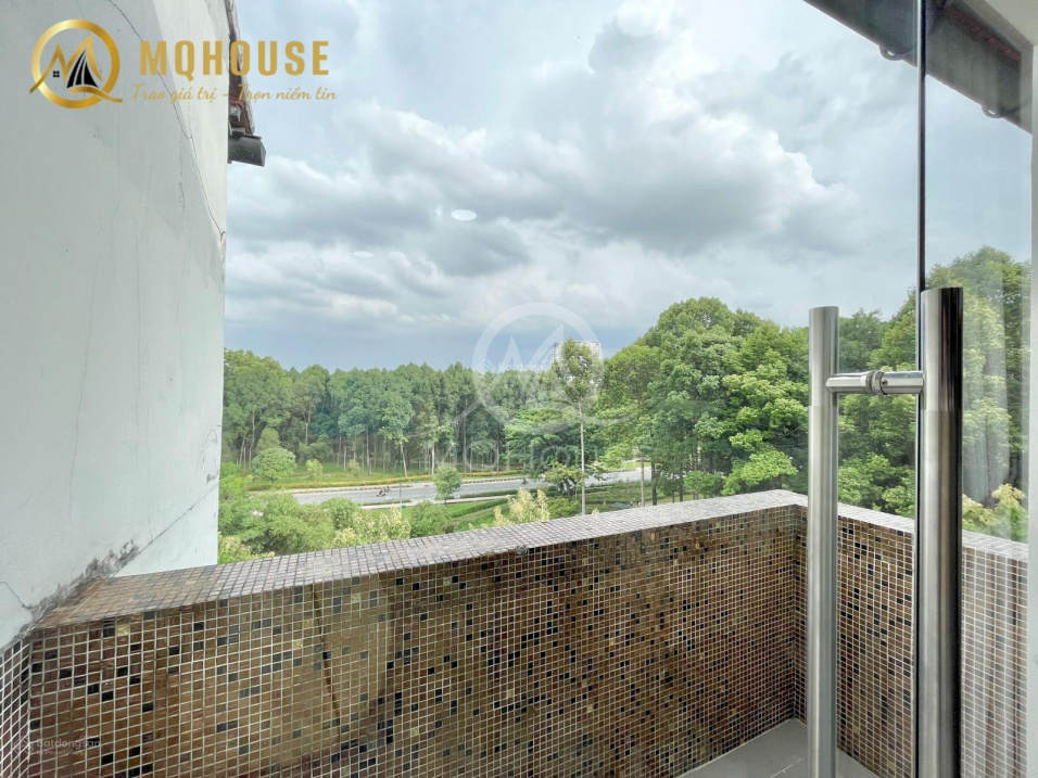 Modern Furnished Studio Near Airport with Park View