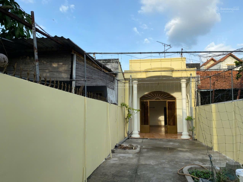 Spacious 2-Bedroom House with Garden