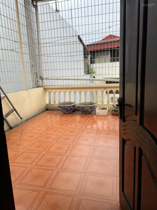 Spacious 5-Bedroom House with Multiple Amenities