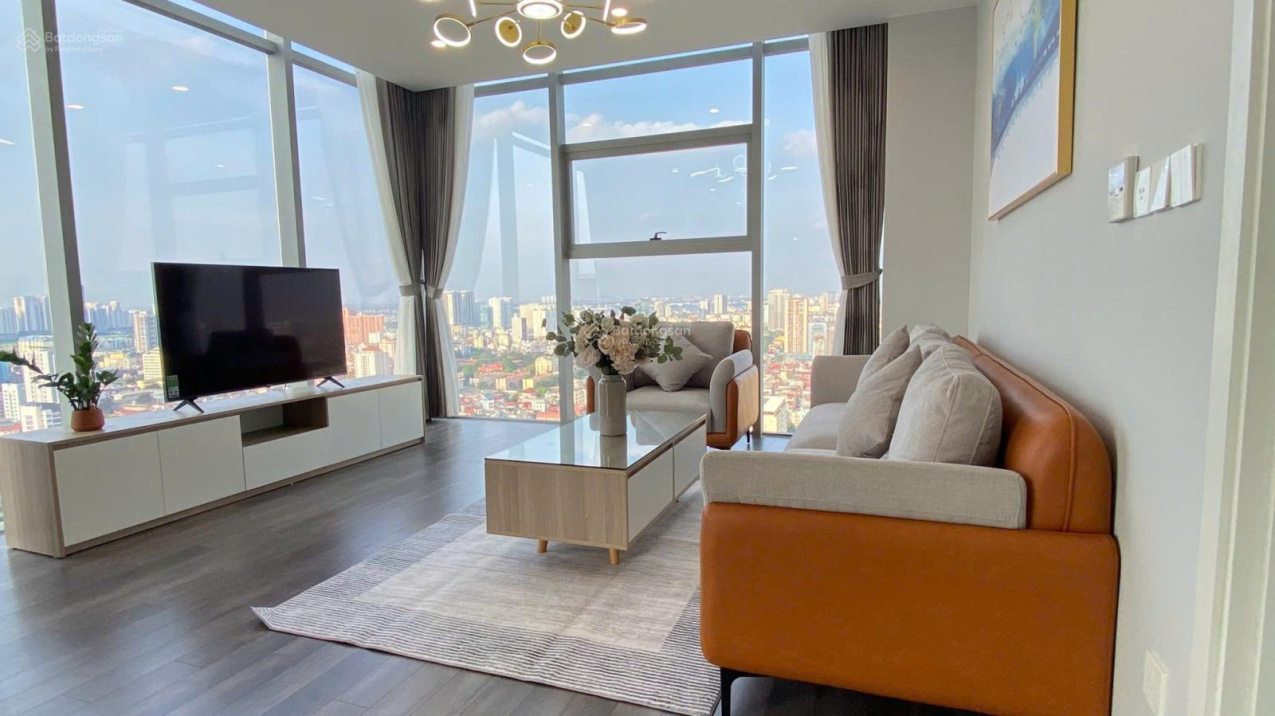 Spacious 3-Bedroom Apartment with Full Glass Windows and Modern Furnishings