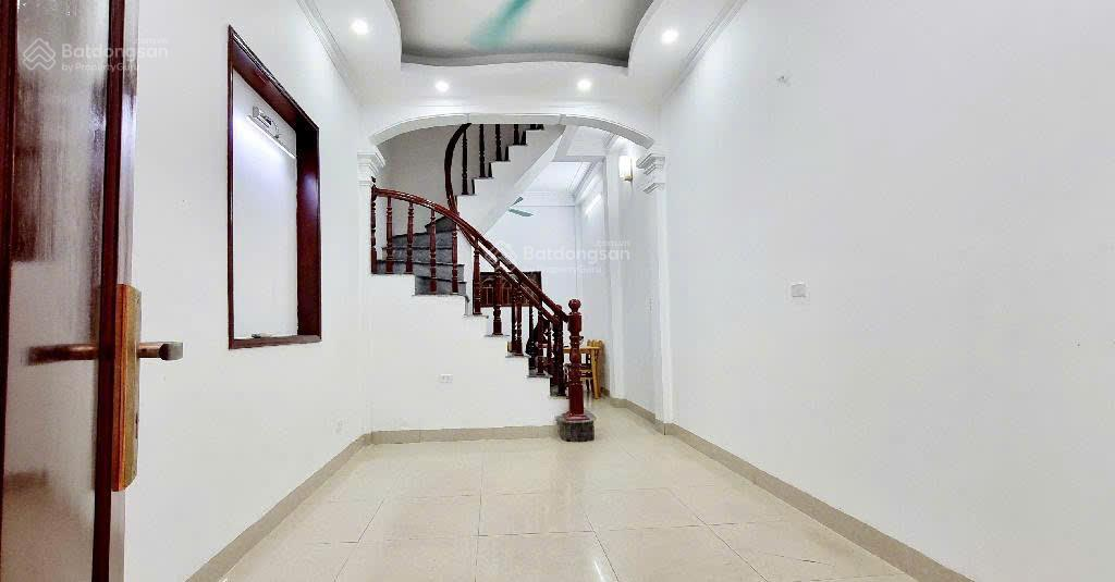 6-Floor Townhouse with 7 Bedrooms Near Market