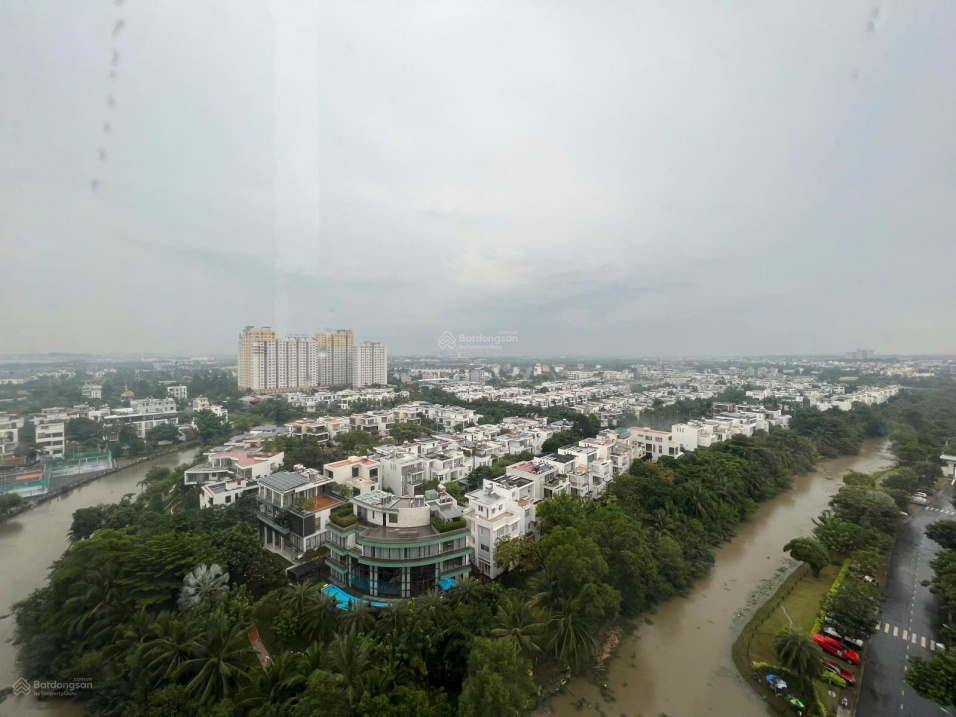 Luxury 2-Bed Riverside Apartment with River View