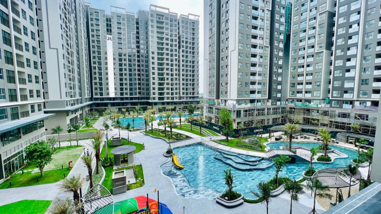 Modern 2-Bed Apartment with Pool View