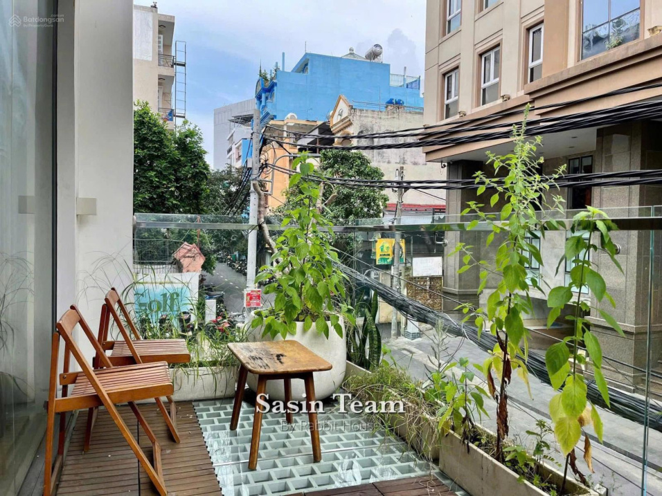 Modern 1-Bedroom Apartment with Large Balcony