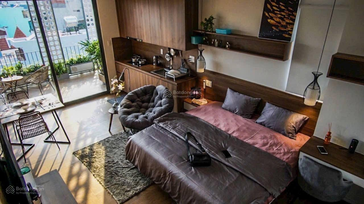 Modern Studio with City Views and Luxurious Bathroom
