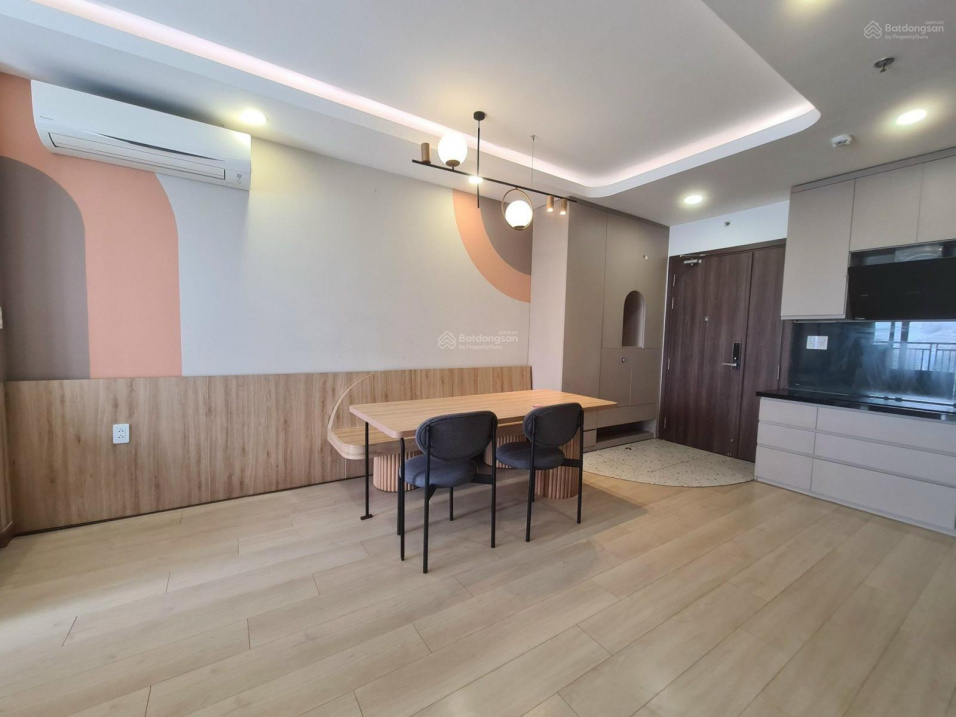 Modern 2-Bedroom Apartment with Pool View