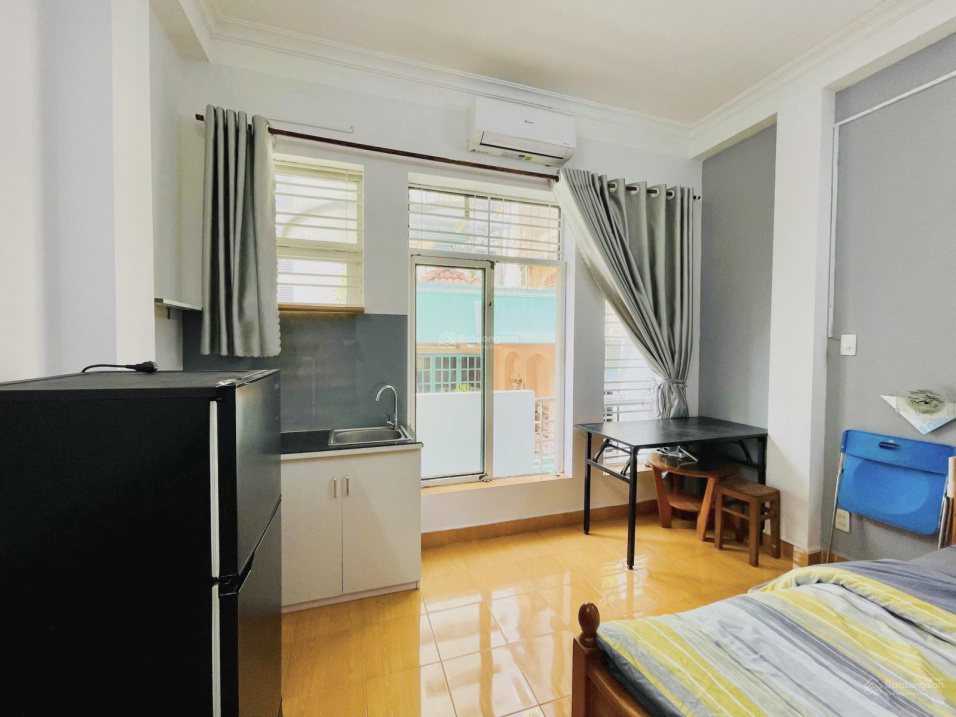 Modern Studio Apartment with Balcony in District 1