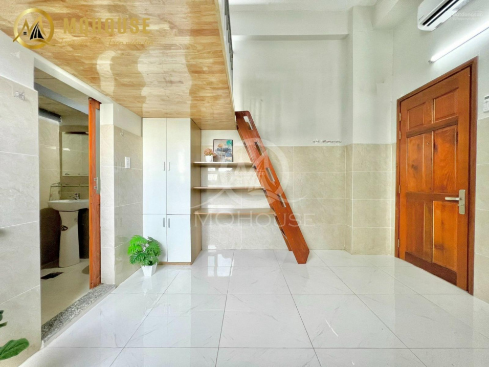 Loft-style apartment with high mezzanine near multiple districts