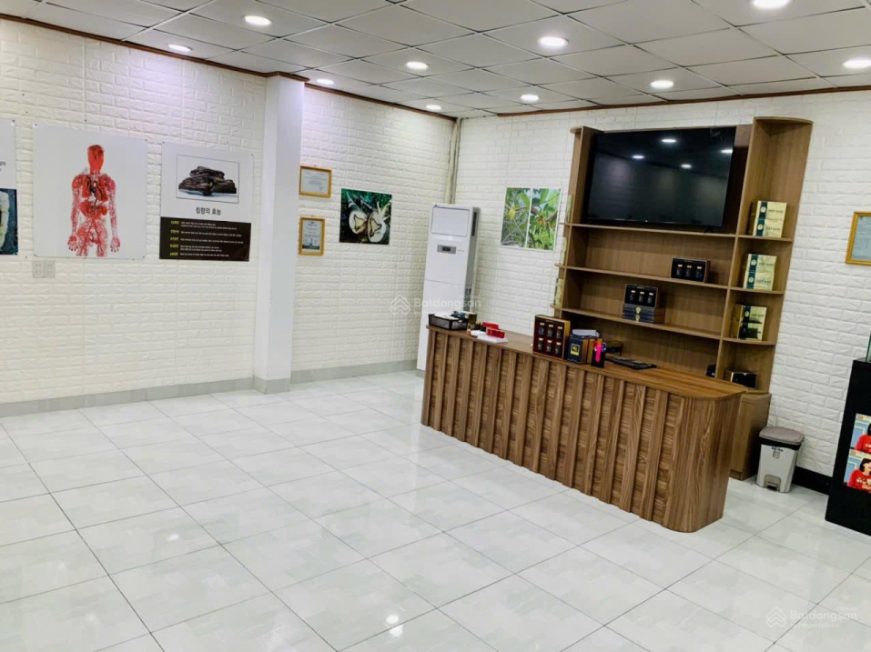 Large Corner House in Le Hong Phong Area