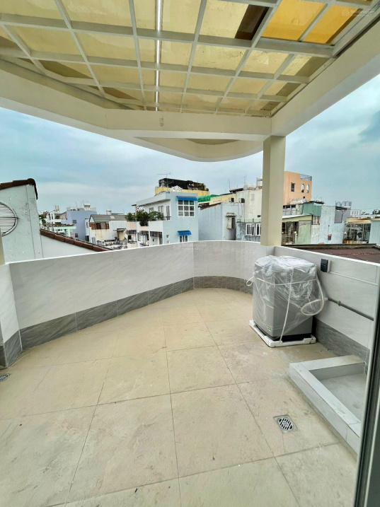 Modern Studio with Balcony in District 10