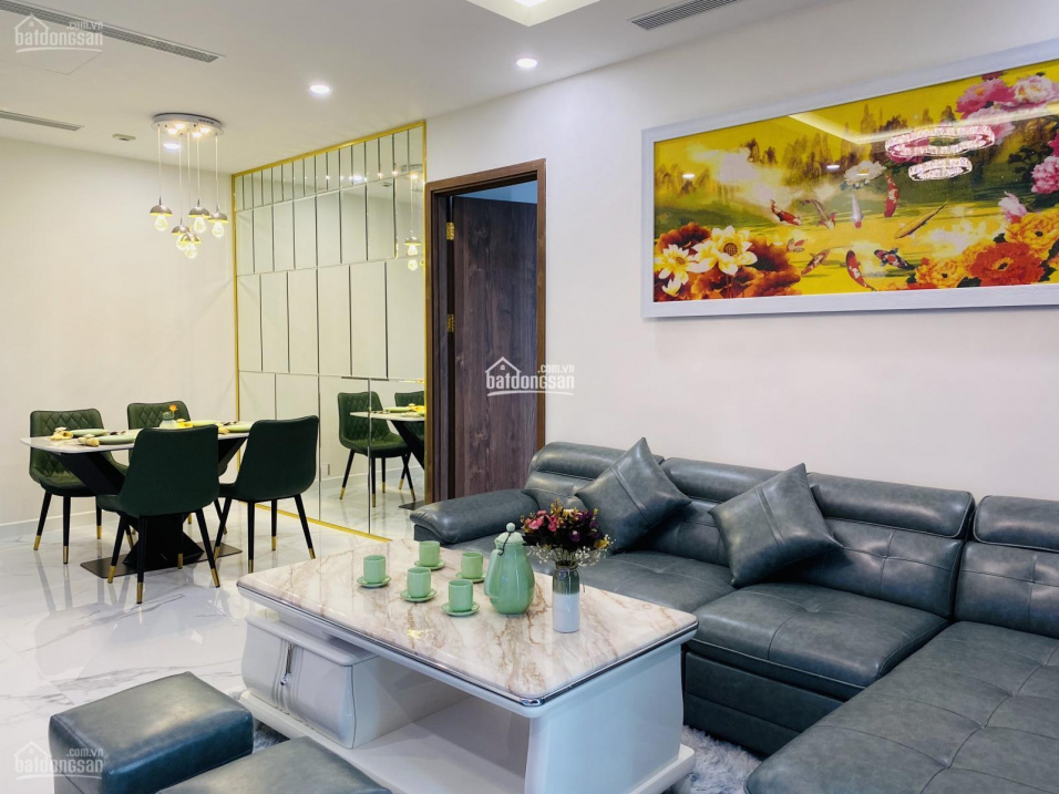 Luxury 2-Bed Corner Apartment with Pool View