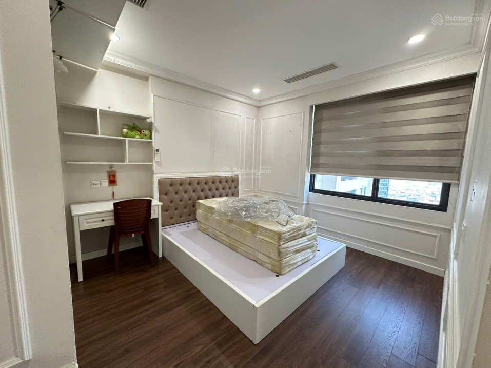 Luxurious 5-Bedroom Apartment with Designer Interior