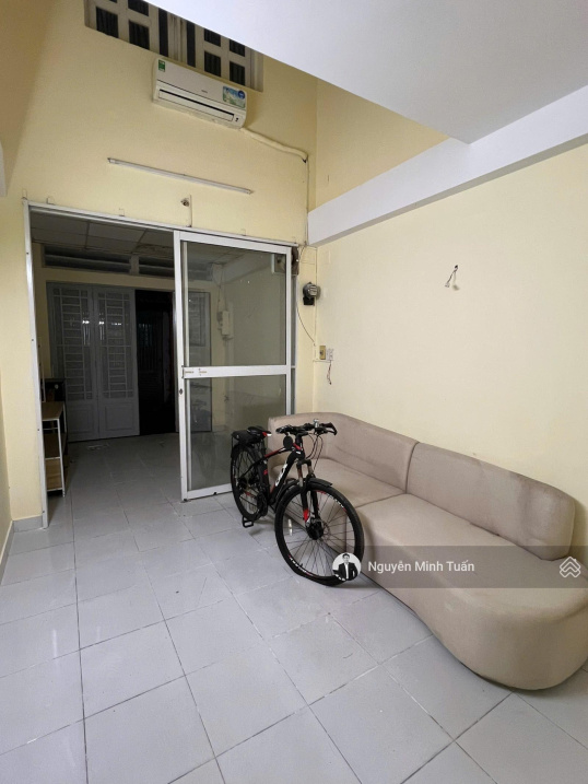 Spacious Commercial Property in Busy Neighborhood