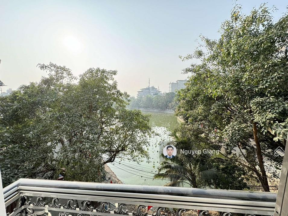 Furnished 2-Bed Apartment with Lake View