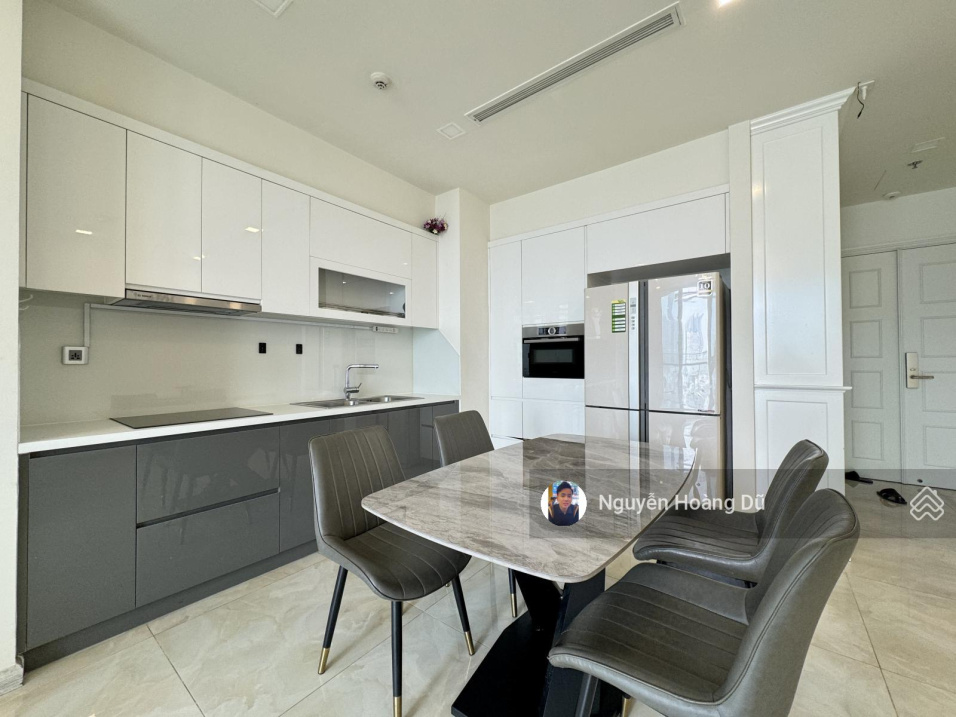 Modern 2-Bed Apartment with River View