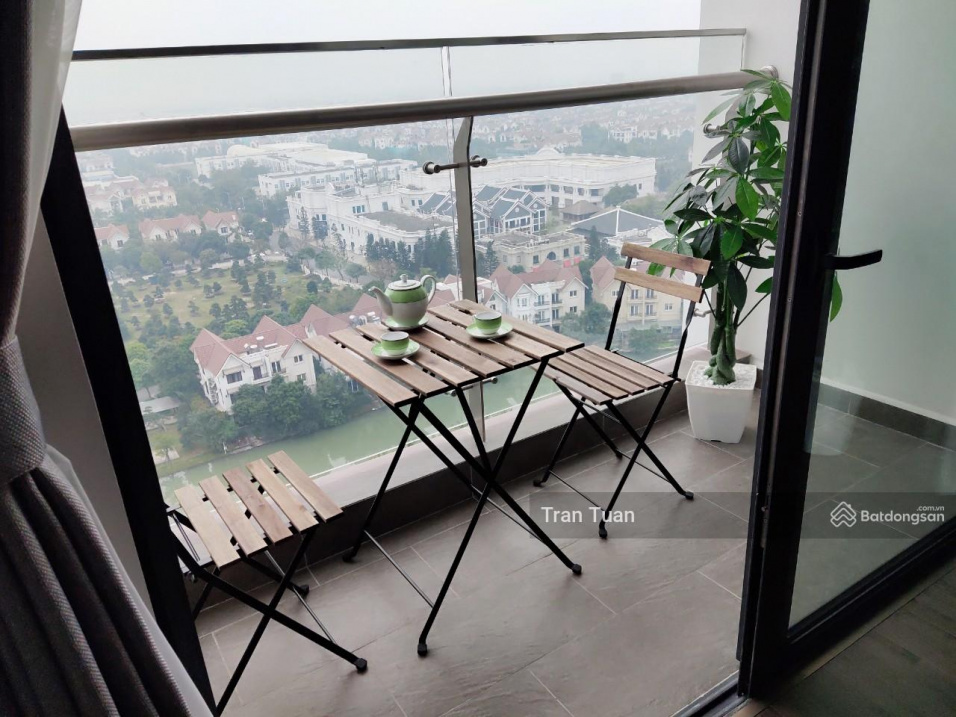 Modern 2-Bed Apartment with Pool View