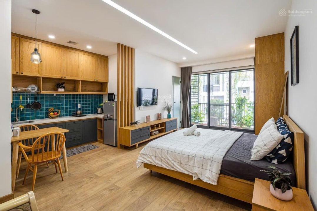 Modern Studio with Balcony in District 10